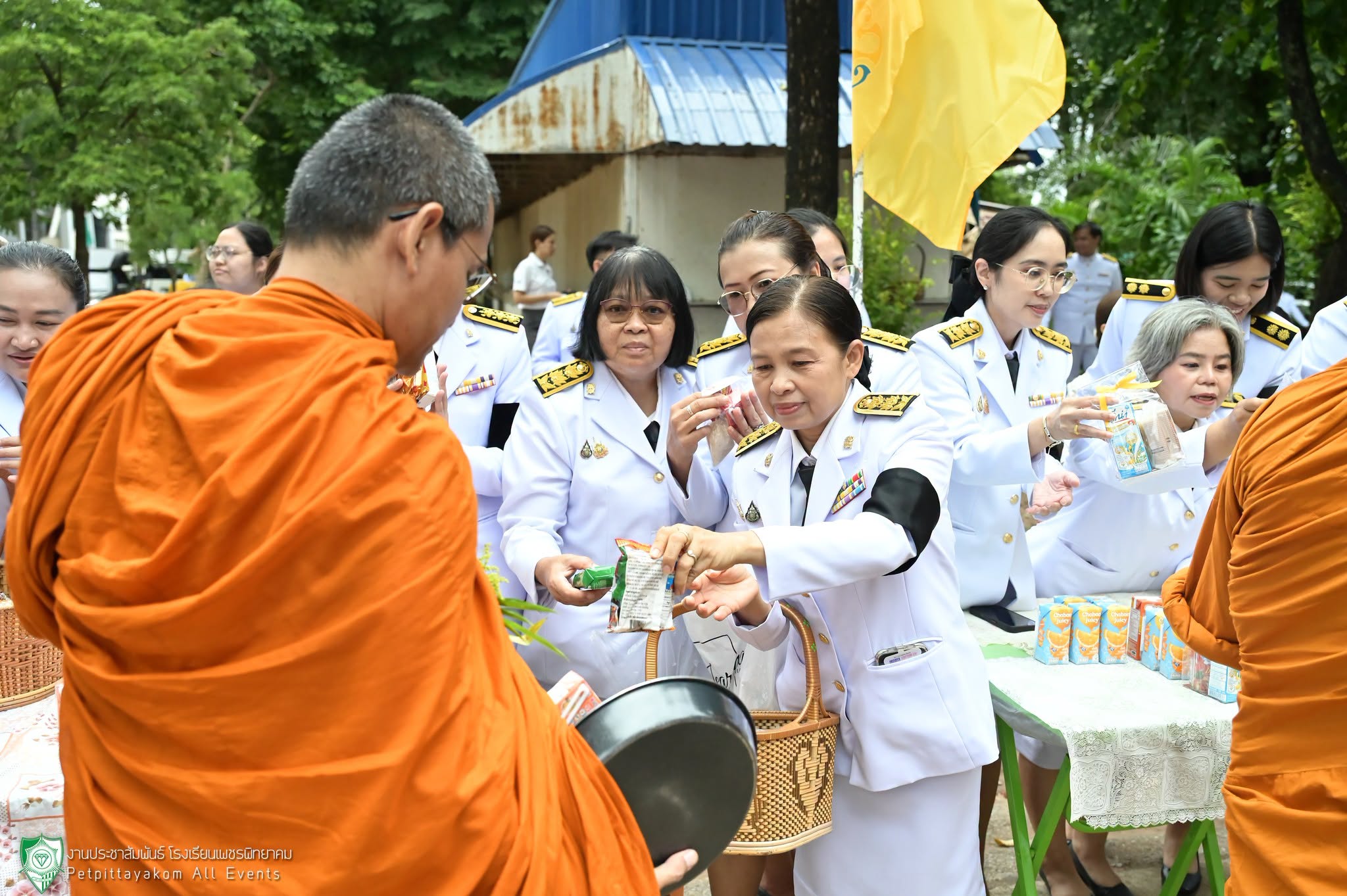 บรรยากาศการทำบุญตักบาตร 2
