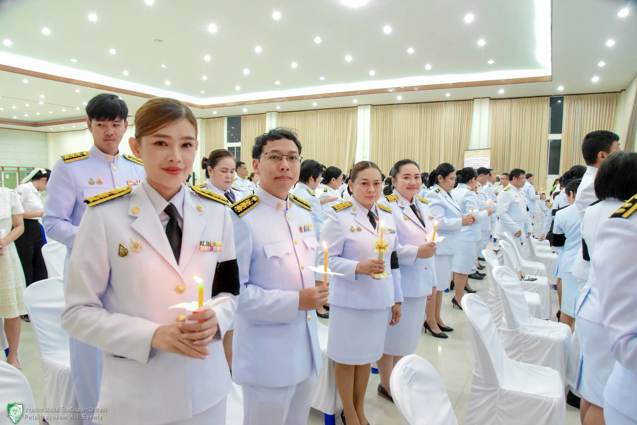 บรรยากาศการจุดเทียนถวายพระพร