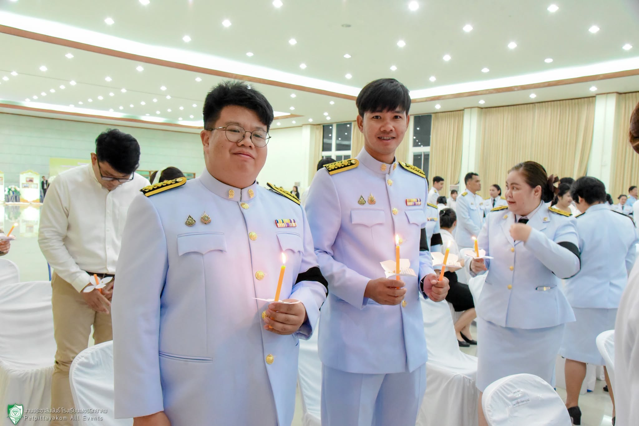 ผู้บริหารและครูร่วมจุดเทียน 1