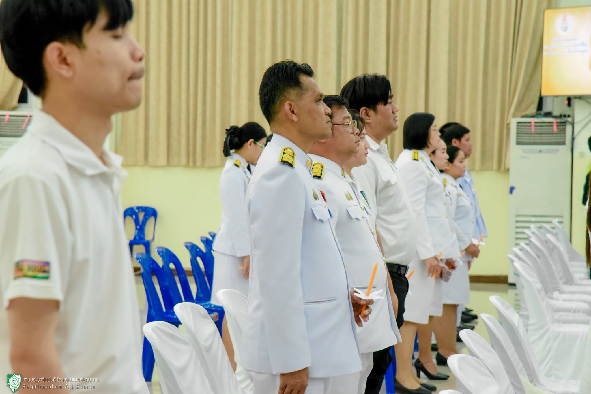ผู้บริหารและครูร่วมจุดเทียน 2