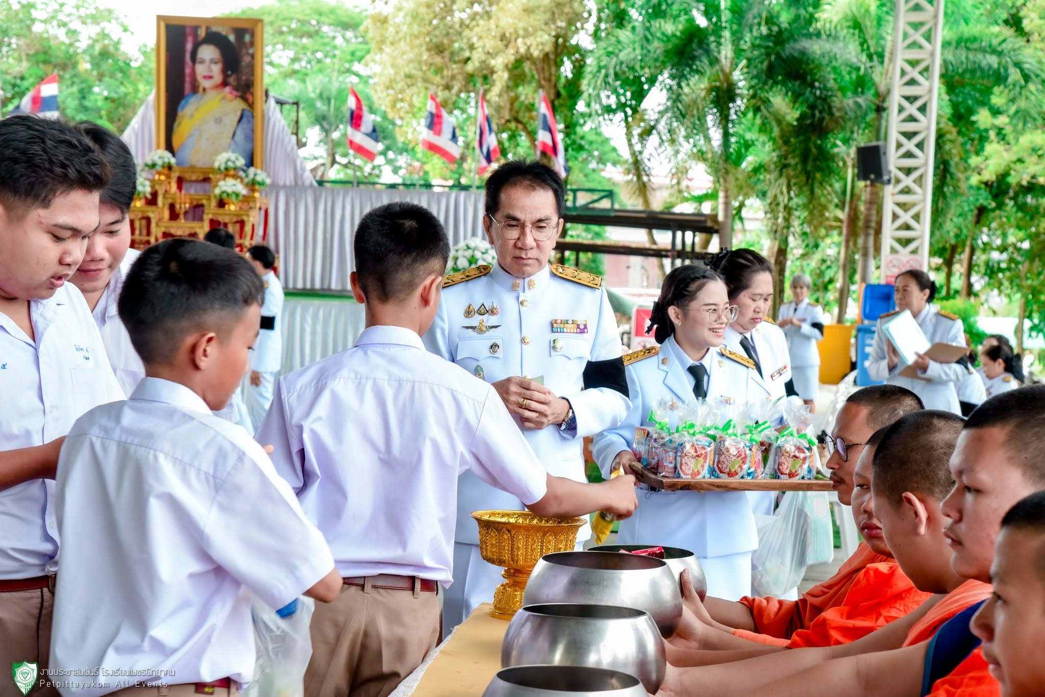 พิธีทำบุญตักบาตรอุทิศถวายพระราชกุศล