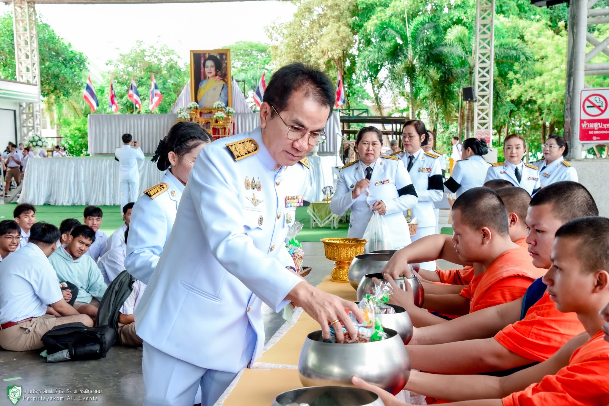 พิธีทำบุญตักบาตรอุทิศถวายพระราชกุศล