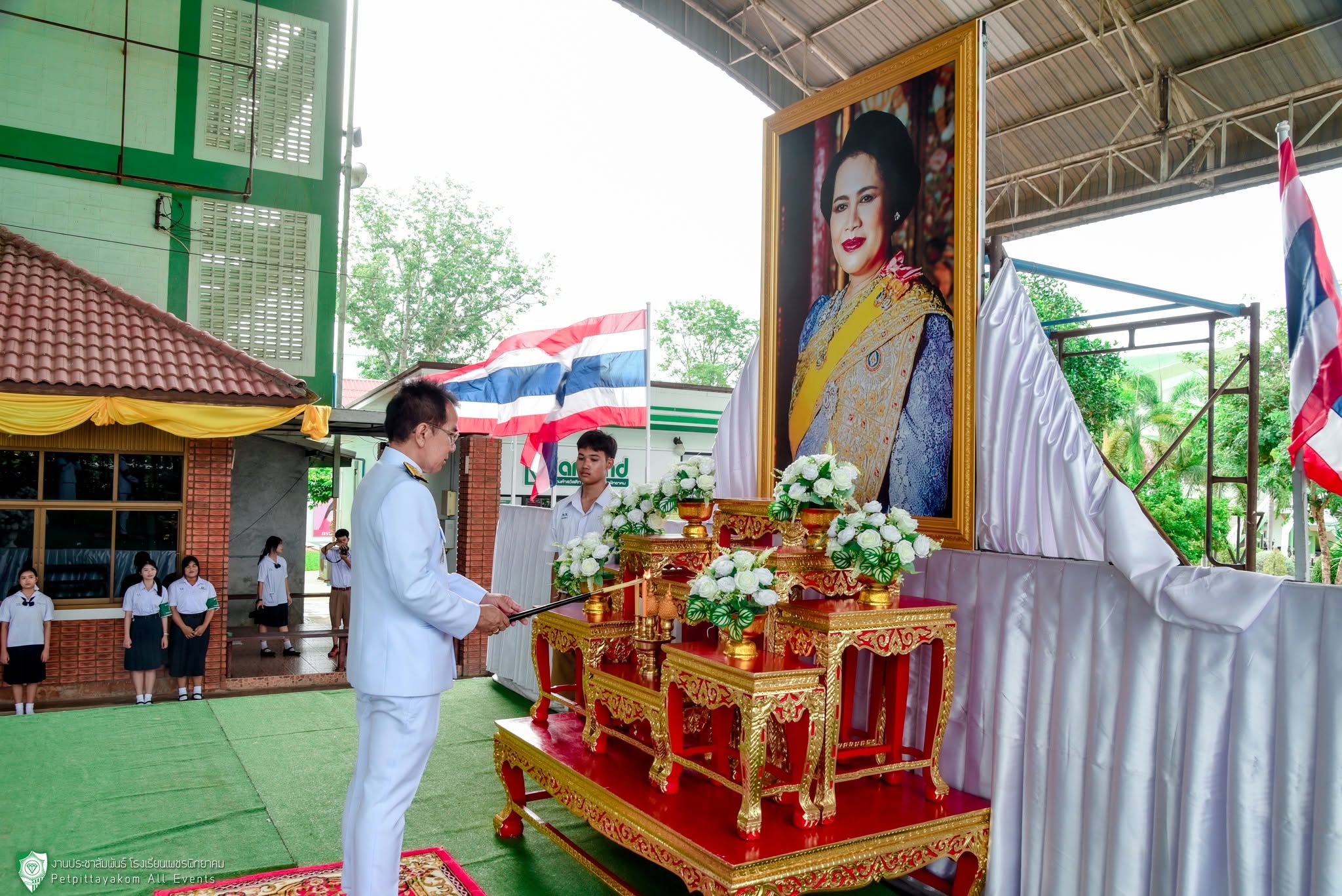พิธีทำบุญตักบาตรอุทิศถวายพระราชกุศล