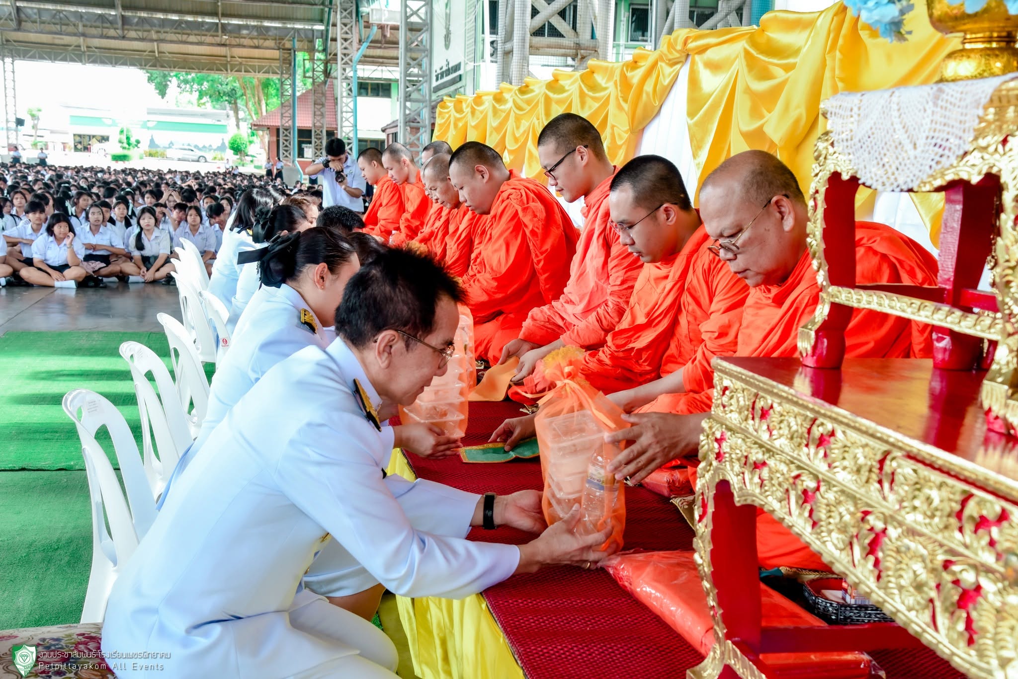 พิธีทำบุญตักบาตรอุทิศถวายพระราชกุศล