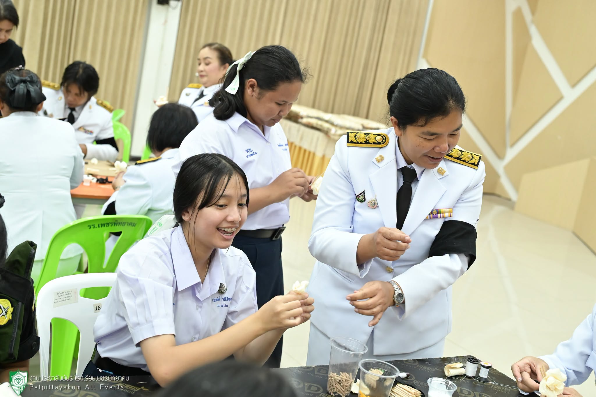 กิจกรรมหนึ่งหมื่นดอกไม้จันทน์ ร้อยดวงใจภักดิ์