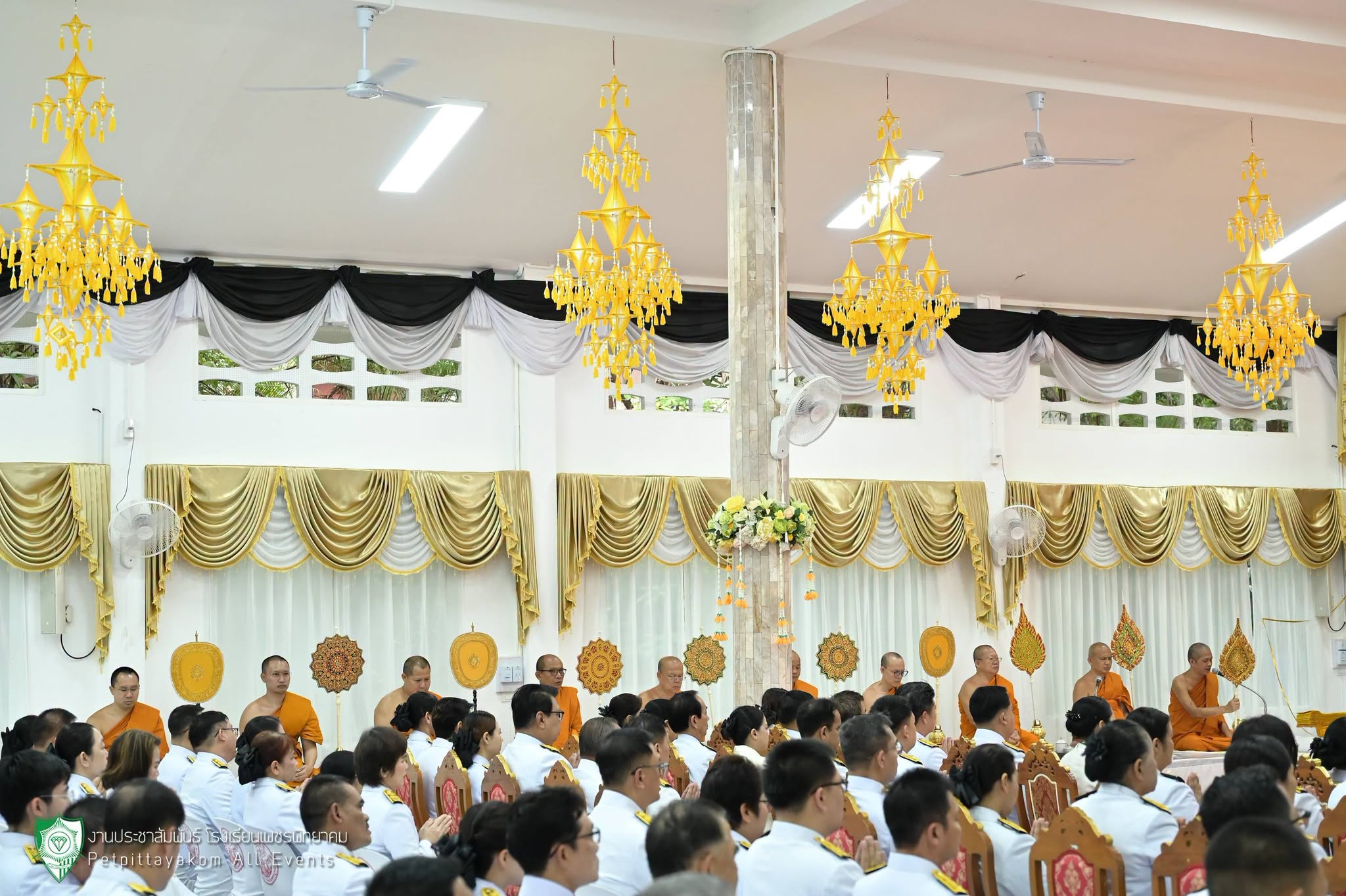 ร่วมพิธีทำบุญตักบาตร อุทิศถวายพระราชกุศล เนื่องในวันแม่แห่งชาติ