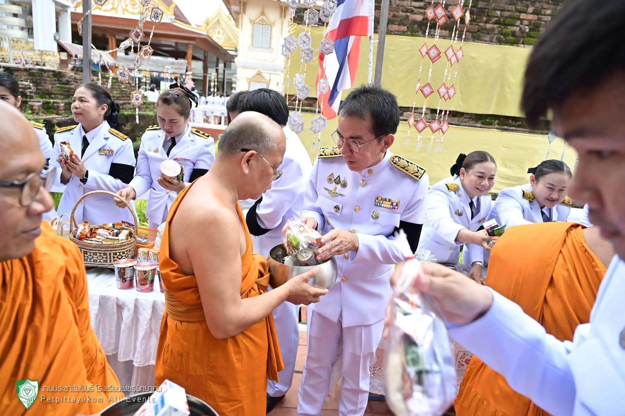 ร่วมพิธีทำบุญตักบาตร อุทิศถวายพระราชกุศล เนื่องในวันแม่แห่งชาติ