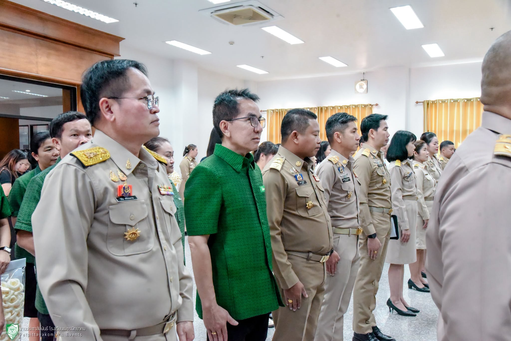 พิธีมอบดอกไม้จันทน์