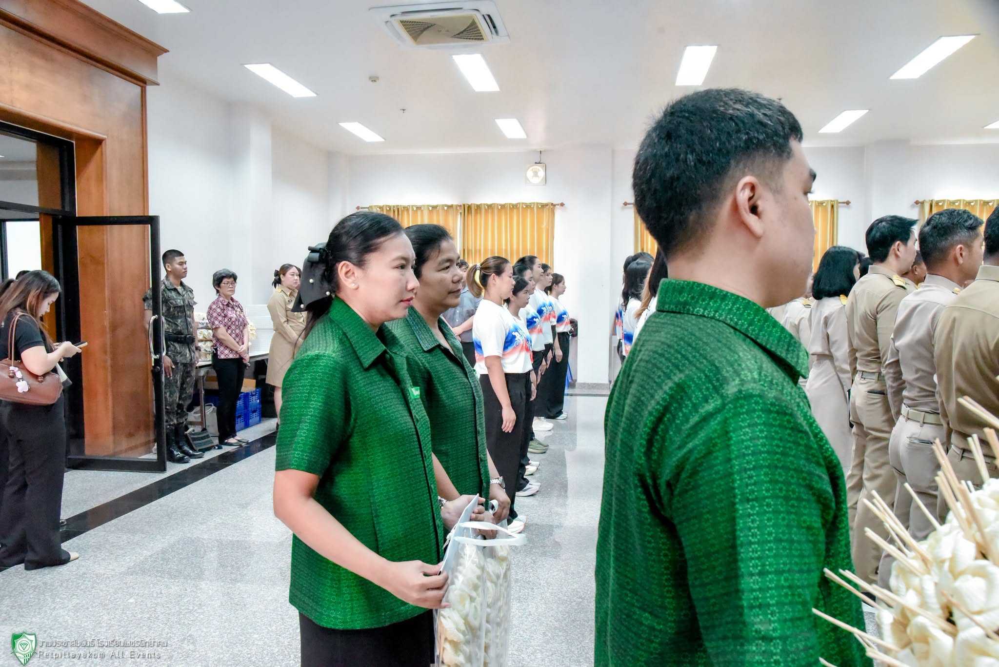 พิธีมอบดอกไม้จันทน์