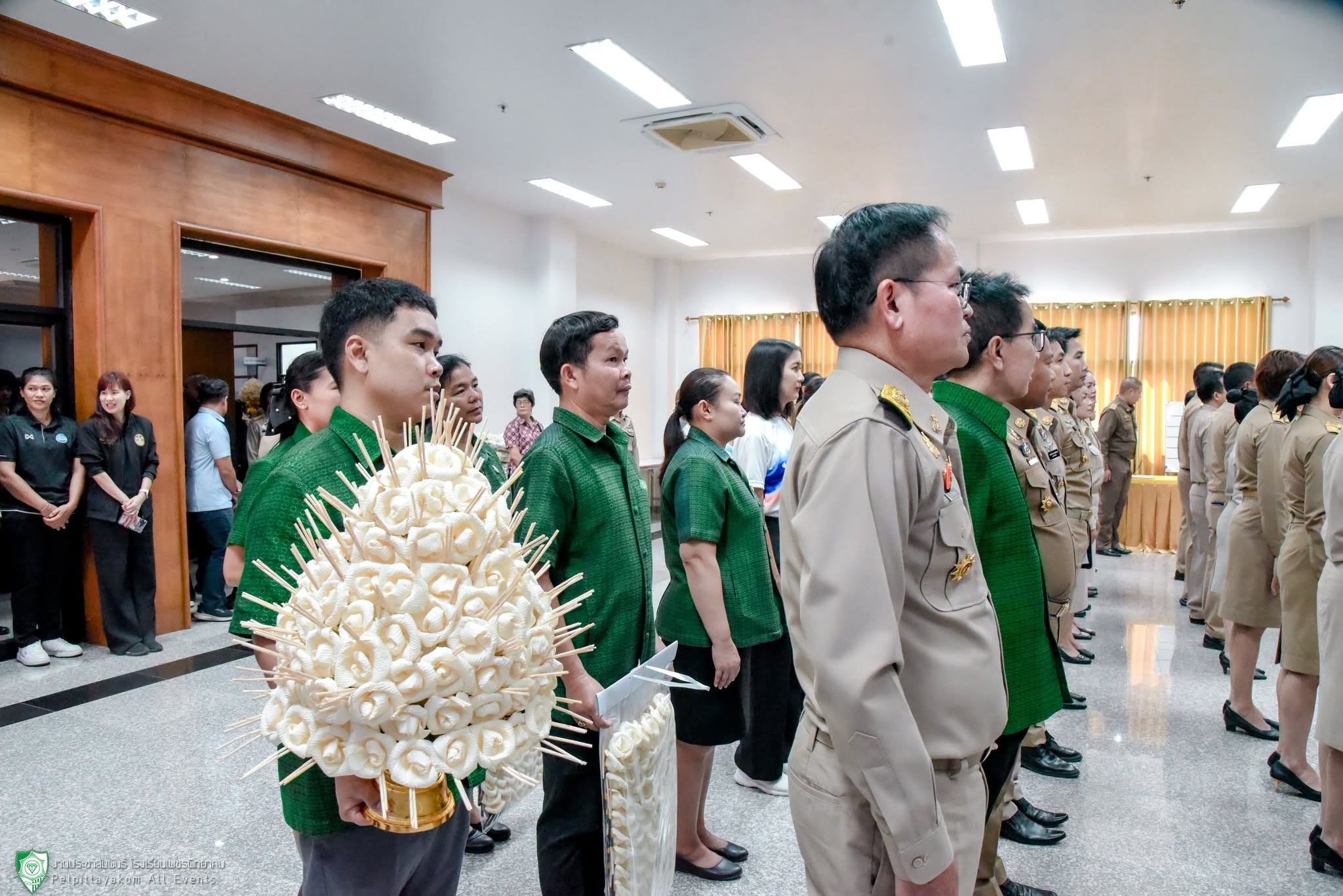 พิธีมอบดอกไม้จันทน์