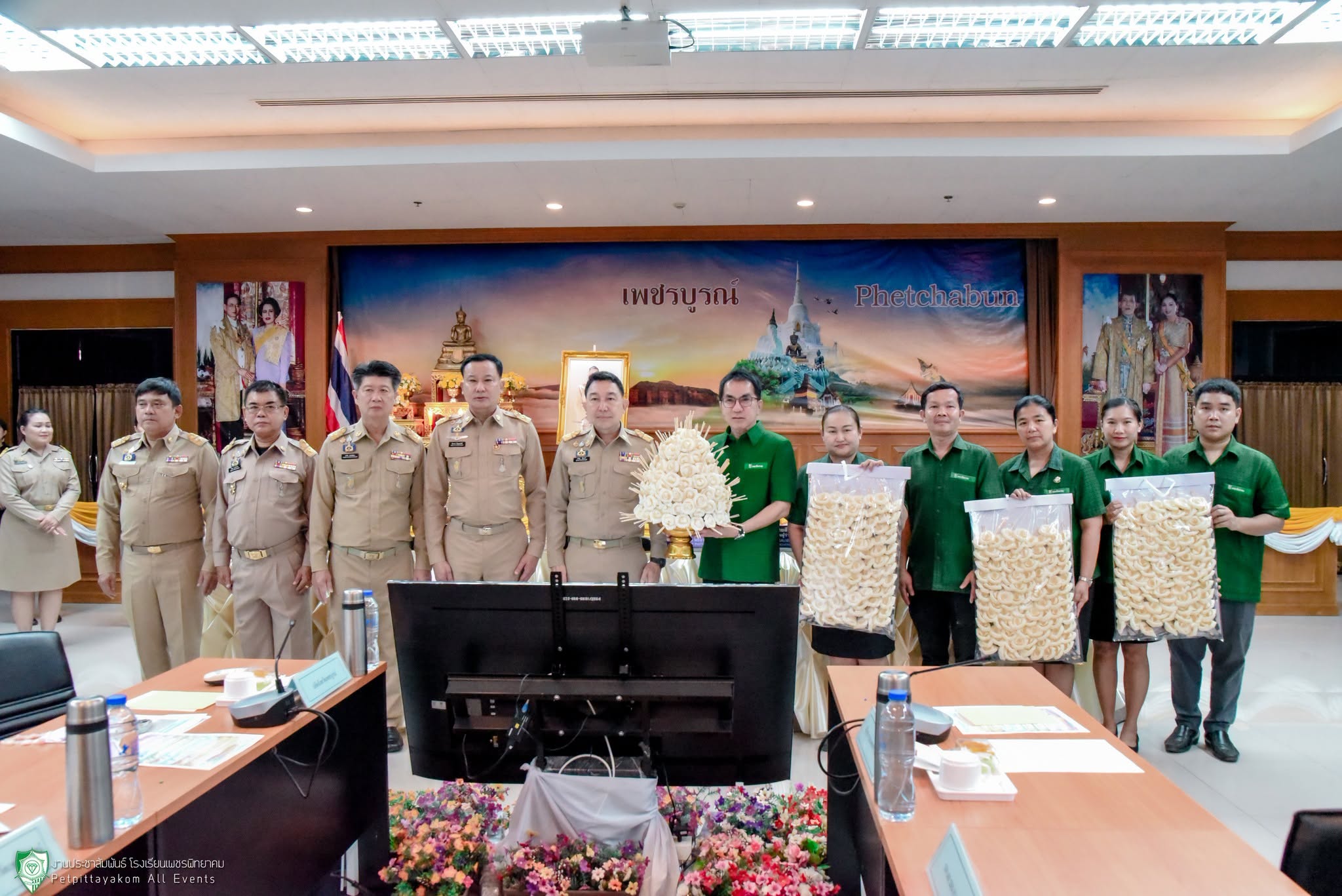 พิธีมอบดอกไม้จันทน์